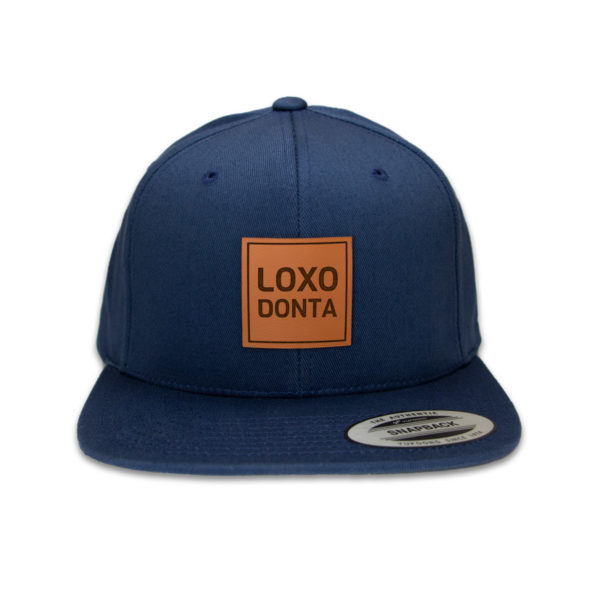 Frontansicht des Produktbildes der blauen LOXODONTA Cap mit Schriftzug als Motiv - Echtlederpatch.