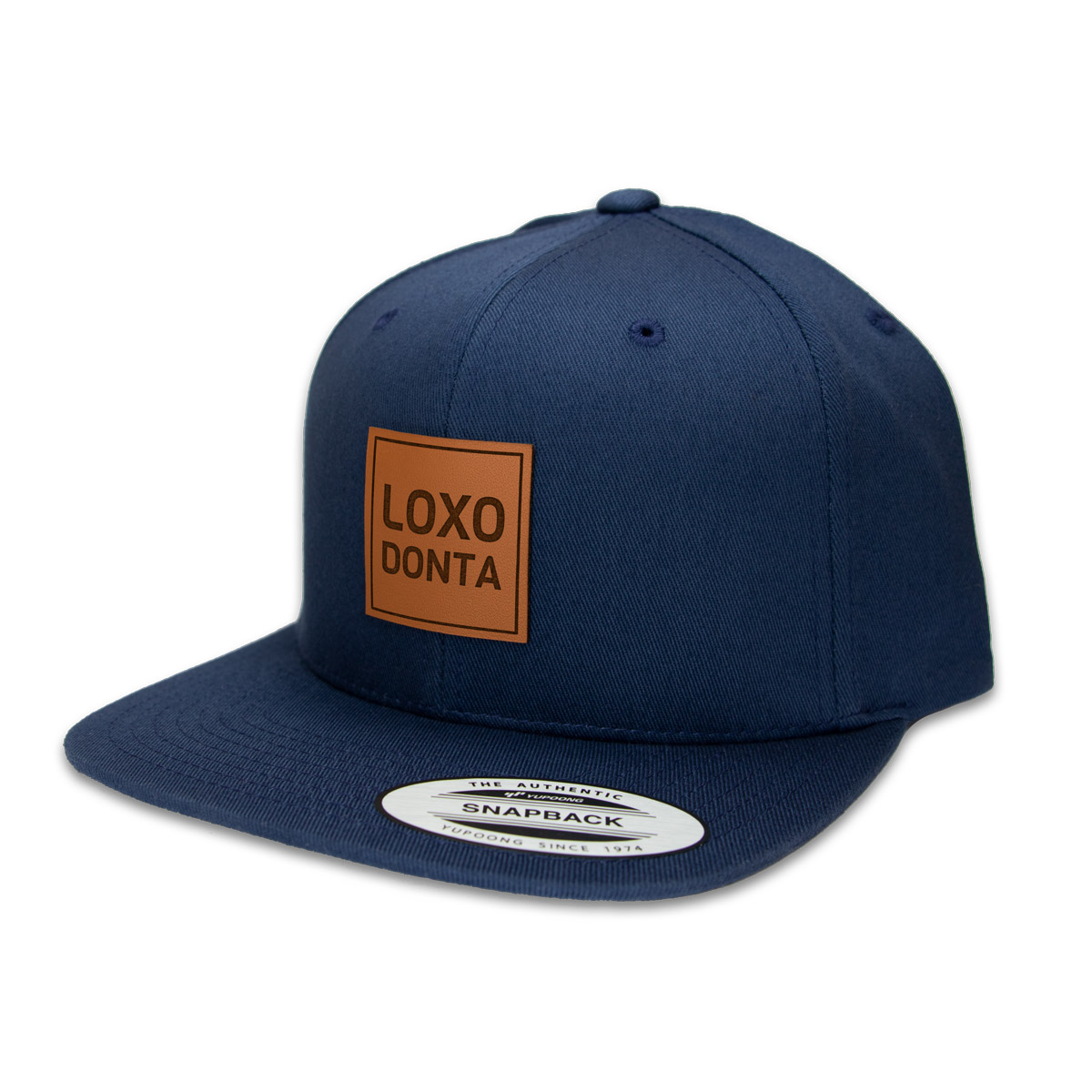 Seitliches Produktbild der blauen LOXODONTA Cap mit Schriftzug als Motiv - Echtlederpatch.