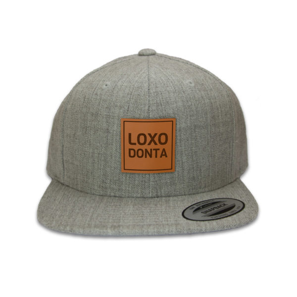 Frontansicht des Produktbildes der hellgrauen LOXODONTA Cap mit Schriftzug als Motiv - Echtlederpatch.